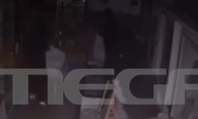 Αμαλιάδα:-Η-στιγμή-που-διαρρήκτες-εισβάλουν-σε-κοσμηματοπωλείο-–-Έκλεψαν-αντικείμενα-αξίας-άνω-των-150.000-ευρώ