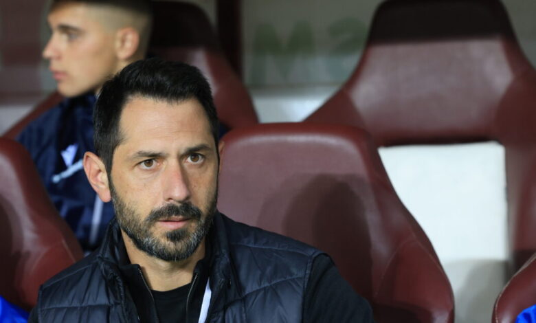 ΑΕΛ-novibet:-Σε-δύσκολη-θέση-ο-Γιώργος-Πετράκης-–-Οι-φίλαθλοι-ζήτησαν-την-παραίτησή-του-μετά-την-ήττα-από-το-Βόλο