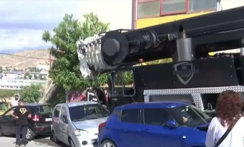 Κερατσίνι:-Γερανός-έπεσε-πάνω-σε-δέκα-σταθμευμένα-αυτοκίνητα-έξω-από-το-Κολυμβητήριο