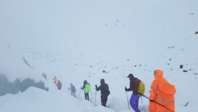 Έβερεστ:-Αγωνία-για-τους-200-ορειβάτες-που-παραμένουν-εγκλωβισμένοι-–-Κινδυνεύουν-από-υποθερμία-και-χιονοστιβάδες
