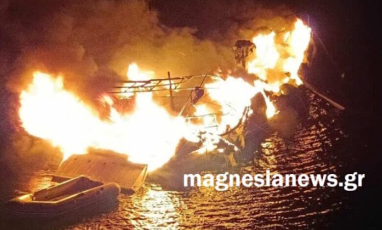 Φωτιά-σε-ιστιοφόρο-στην-Αλόννησο-–-Διασώθηκαν-οι-4-επιβαίνοντες,-βίντεο-με-το-φλεγόμενο-σκάφος