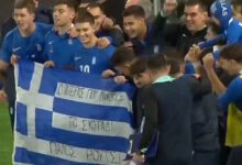 Γερμανία-–-Ελλάδα:-Οι-παίκτες-της-Εθνικής-ελπίδων-αφιέρωσαν-τη-νίκη-στον-Πάνο-Ρούτσι