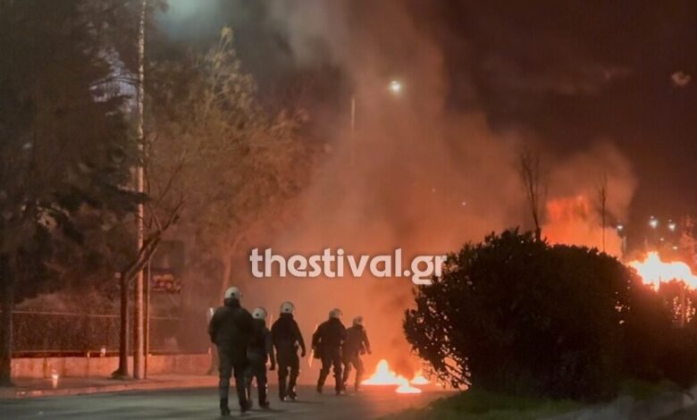 Θεσσαλονίκη:-Κουκουλοφόροι-έστησαν-οδοφράγματα-και-άναψαν-φωτιές-κοντά-στο-νοσοκομείο-Άγιος-Δημήτριος