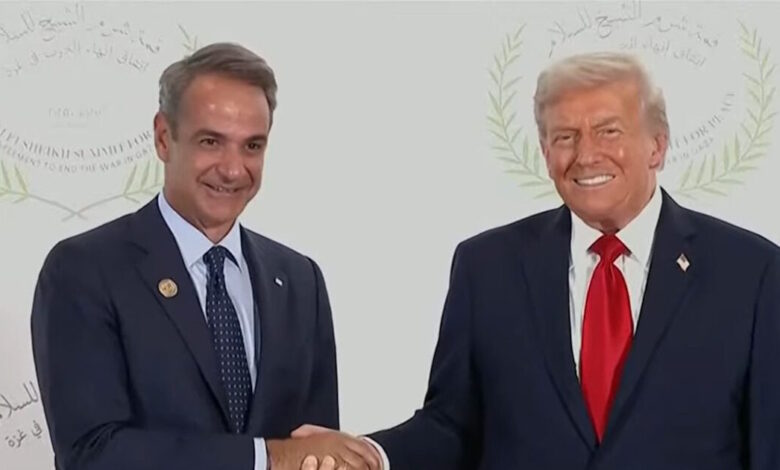 Η-θερμή-χειραψία-Τραμπ-και-Μητσοτάκη-στη-Σύνοδο-του-Σαρμ-Ελ-Σέιχ-για-τη-συμφωνία-ειρήνης-Ισραήλ-–-Χαμάς