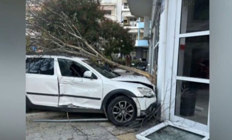 Σέρρες:-Αυτοκίνητο-συγκρούστηκε-με-σχολικό-λεωφορείο-και-καρφώθηκε-σε-τζαμαρία-συνεργείου