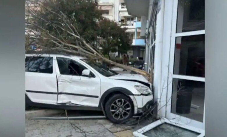 Σέρρες:-Αυτοκίνητο-συγκρούστηκε-με-σχολικό-λεωφορείο-και-καρφώθηκε-σε-τζαμαρία-συνεργείου