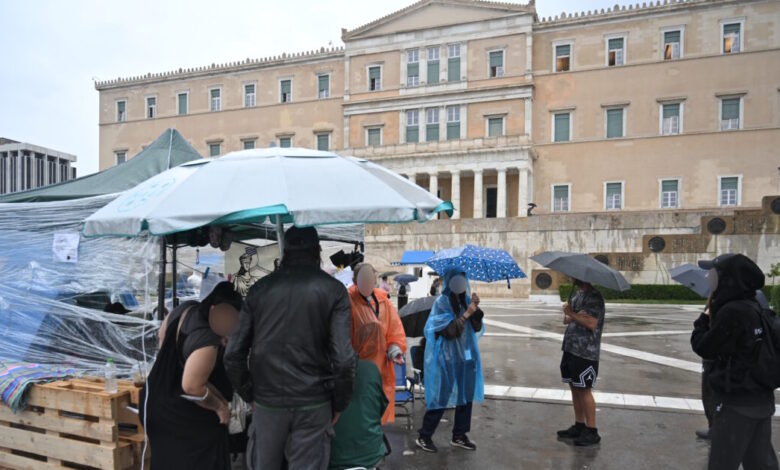 «Πόλεμος»-για-το-Μνημείο-του-Αγνώστου-Στρατιώτη:-Το-«φρένο»-ΠτΔ-και-η-«καυτή-πατάτα»-της-συντήρησης-στον-Νίκο-Δένδια