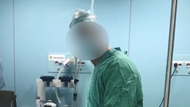 «Δεν-είμαι-γιατρός,-έχω-κέντρο-αισθητικής»-λέει-ο-40χρονος-που-έδειρε-την-οδηγό-και-φωτογραφίζεται-με-τη-χειρουργική-ποδιά-επί-το-έργον