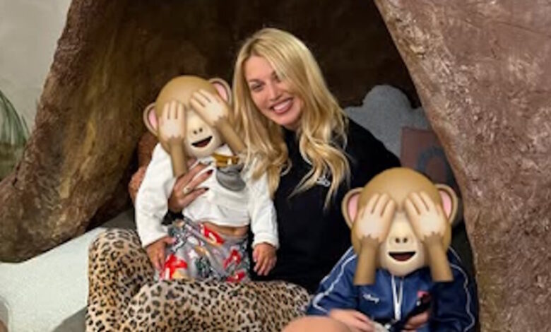 Η-Κωνσταντίνα-Σπυροπούλου-σε-κλίμα-halloween-μαζί-με-τους-δύο-γιους-της-–-Η-τρυφερή-φωτογραφία
