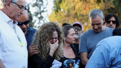 «Ξεκουράσου-τώρα,-αγάπη-μου»:-Σπαραγμός-στην-κηδεία-ισραηλινού-ομήρου-–-Η-Χαμάς-επέστρεψε-τη-σορό-του-τη-Δευτέρα