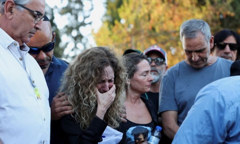 «Ξεκουράσου-τώρα,-αγάπη-μου»:-Σπαραγμός-στην-κηδεία-ισραηλινού-ομήρου-–-Η-Χαμάς-επέστρεψε-τη-σορό-του-τη-Δευτέρα
