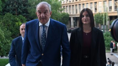 Ο-Κώστας-Καραμανλής-με-την-κόρη-του-και-«γαλάζια»-στελέχη-σε-εκδήλωση-για-την-Άννα-Ψαρούδα-–-Μπενάκη