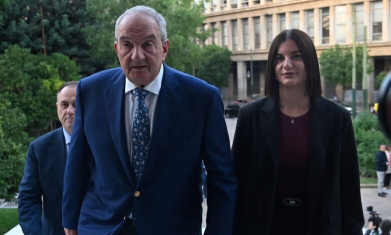 Ο-Κώστας-Καραμανλής-με-την-κόρη-του-και-«γαλάζια»-στελέχη-σε-εκδήλωση-για-την-Άννα-Ψαρούδα-–-Μπενάκη