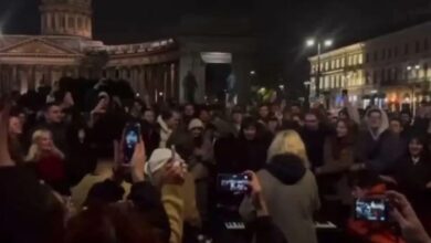 Αγία-Πετρούπολη:-Ρώσοι-νέοι-τραγουδάνε-για-την-ανατροπή-του-Πούτιν-–-«Όταν-πεθάνει-ο-τσάρος,-θα-ξαναχορέψουμε»