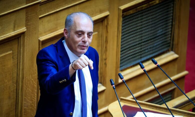 Έντονο-φραστικό-επεισόδιο-Βελόπουλου-–-Καιρίδη-στη-Βουλή:-«Ρε-καημένο-παιδί,-υπουργός-δεν-θα-γίνεις-ξανά»