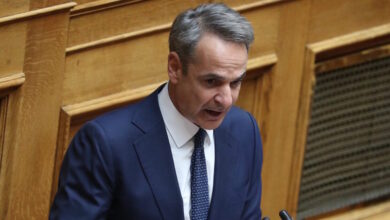 Μητσοτάκης-στη-Βουλή-για-τα-εθνικά-θέματα:-«Οι-εθνικοί-χειρισμοί-δεν-ασκούνται-σε-καφενεία-και-πάνελ-–-Η-πατρίδα-στέκεται-πλέον-όρθια»