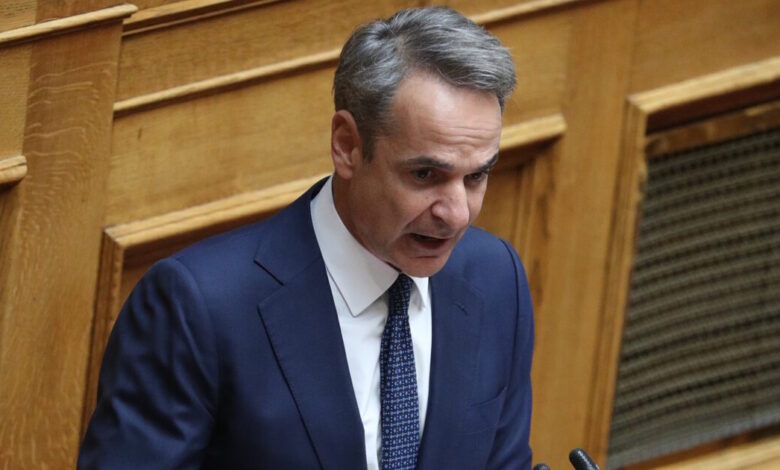 Μητσοτάκης-στη-Βουλή-για-τα-εθνικά-θέματα:-«Οι-εθνικοί-χειρισμοί-δεν-ασκούνται-σε-καφενεία-και-πάνελ-–-Η-πατρίδα-στέκεται-πλέον-όρθια»