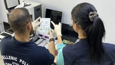 Επιχείρηση-«illuminati»:-Πέντε-συλλήψεις-μελών-κυκλώματος-πλαστογραφίας-και-παράνομης-διακίνησης-μεταναστών-–-«Ταρίφα»-8.000-ευρώ-ανά-άτομο