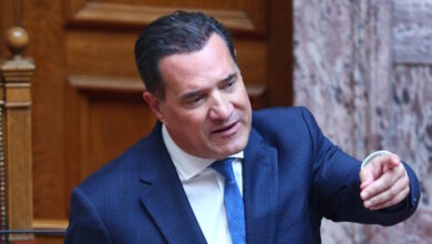 Ο-Άδωνις-Γεωργιάδης-το-παραδέχτηκε-με-αυτοπεποίθηση-και-χιούμορ:-«Και-μαλλιά-έβαλα-και-μπότοξ-έκανα,-βάζω-και-κρέμες»