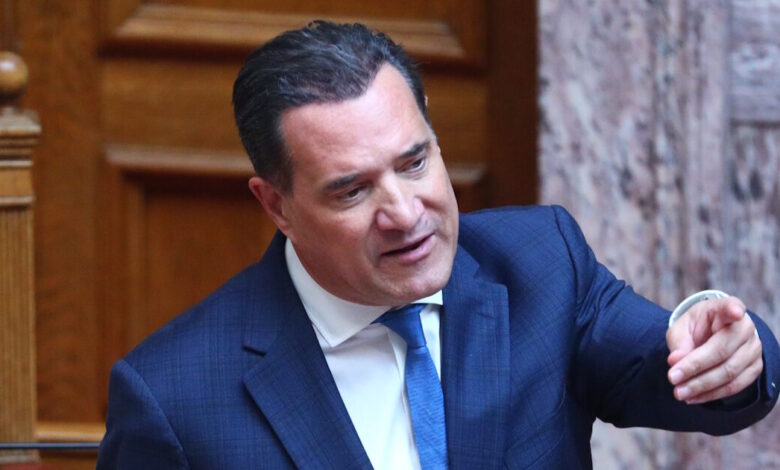 Ο-Άδωνις-Γεωργιάδης-το-παραδέχτηκε-με-αυτοπεποίθηση-και-χιούμορ:-«Και-μαλλιά-έβαλα-και-μπότοξ-έκανα,-βάζω-και-κρέμες»