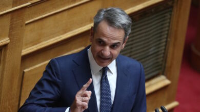 Οι-αιχμές-Μητσοτάκη-σε-Καραμανλή,-Βενιζέλο-και-πολιτικά-κόμματα-για-την-αμφισβήτηση-θεσμών-και-Δικαιοσύνης