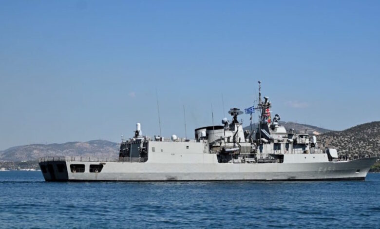 Η-φρεγάτα-«Σπέτσαι»-εκτελεί-αποστολή-έρευνας-και-διάσωσης-σε-φλεγόμενο-δεξαμενόπλοιο-ανοικτά-της-Υεμένης