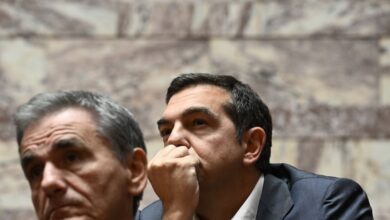 Αλέξης-Τσίπρας:-Τo-«καρφί»-του-Ευκλείδη-Τσακαλώτου-για-το-οικονομικό-πρόγραμμα-του-ΣΥΡΙΖΑ-και-οι-αιχμές-της-Κουμουνδούρου-για-τον-πρώην-ΥΠΟΙΚ