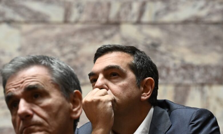 Αλέξης-Τσίπρας:-Τo-«καρφί»-του-Ευκλείδη-Τσακαλώτου-για-το-οικονομικό-πρόγραμμα-του-ΣΥΡΙΖΑ-και-οι-αιχμές-της-Κουμουνδούρου-για-τον-πρώην-ΥΠΟΙΚ