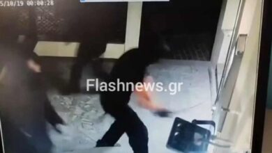 Χανιά:-Κουκουλοφόροι-τα-έκαναν-γυαλιά-καρφιά-σε-τράπεζες-και-μεσιτικό-γραφείο-–-Βίντεο-από-του-βανδαλισμούς
