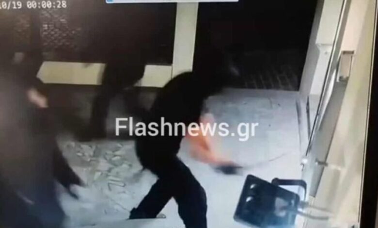 Χανιά:-Κουκουλοφόροι-τα-έκαναν-γυαλιά-καρφιά-σε-τράπεζες-και-μεσιτικό-γραφείο-–-Βίντεο-από-του-βανδαλισμούς