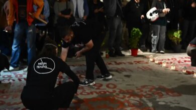 Τέμπη:-Συγγενείς-έγραψαν-ξανά-τα-ονόματα-των-θυμάτων-της-τραγωδίας-μπροστά-από-τον-Άγνωστο-Στρατιώτη
