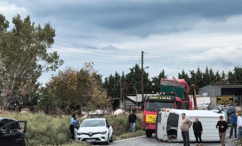 Θεσσαλονίκη:-Βίντεο-ντοκουμέντο-από-καραμπόλα-5-αυτοκινήτων-–-Οδηγός-μπήκε-στο-αντίθετο-ρεύμα-και-καρφώθηκε-πάνω-σε-βανάκι