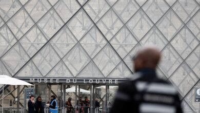 Μουσείο-του-Λούβρου:-Λιγότερο-από-4-λεπτά-έμειναν-μέσα-οι-δράστες-–-Ένας-προσπάθησε-να-βάλει-φωτιά-στη-σκάλα