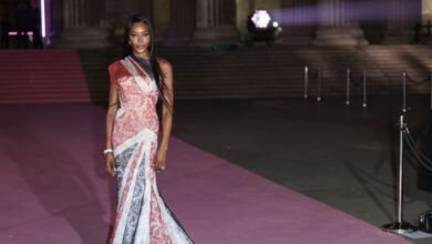 Βρετανικό-Μουσείο:-Τι-είναι-το-«pink-ball»,-το-met-gala-του-Λονδίνου,-που-διοργανώθηκε-στην-αίθουσα-των-Γλυπτών-του-Παρθενώνα