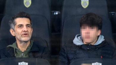 Ο-Φοίβος-με-τον-16χρονο-γιο-του-στο-γήπεδο-–-Η-σπάνια-κοινή-τους-εμφάνιση