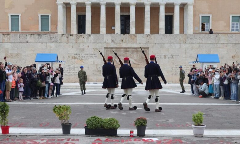Μνημείο-Άγνωστου-Στρατιώτη:-Το-υπουργείο-Εθνικής-Άμυνας-θα-αναθέσει-σε-ιδιωτική-εταιρεία-τον-καθαρισμό-–-Αναλυτικά-τι-προβλέπει-η-τροπολογία