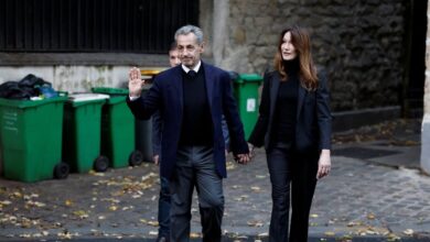Ο-Νικολά-Σαρκοζί-στη-φυλακή-la-sante-για-τουλάχιστον-3-εβδομάδες-έως-1-μήνα-–-Καρέ-καρέ-η-αναχώρηση-από-το-σπίτι-του-χέρι-χέρι-με-την-Κάρλα-Μπρούνι
