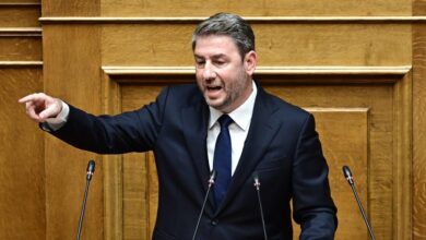 Ανδρουλάκης:-«Μας-καλείτε-να-ψηφίσουμε-μια-τροπολογία-για-να-τραβήξει-ο-Μητσοτάκης-δημόσια-το-αυτί-του-Δένδια»
