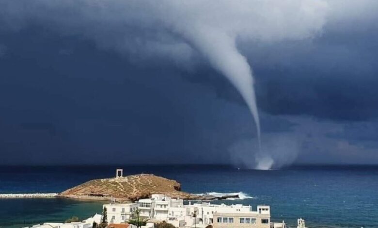 Νάξος:-Εντυπωσιακός-υδροστρόβιλος-«ταξίδεψε»-πάνω-από-τη-θάλασσα-του-νησιού