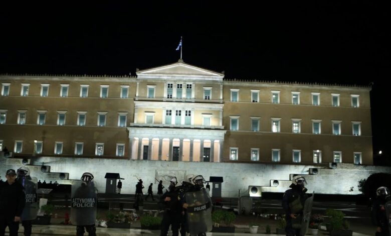 ΜΑΤ-μπροστά-στο-μνημείο-του-Άγνωστου-Στρατιώτη-στη-Βουλή-στην-πορεία-διαμαρτυρίας-για-την-τροπολογία