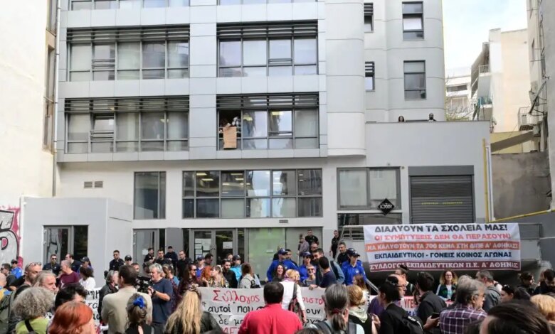 Μεταξουργείο:-Νέα-συγκέντρωση-διαμαρτυρίας-εκπαιδευτικών-και-γονιών-για-συγχωνεύσεις-τμημάτων-σε-σχολεία