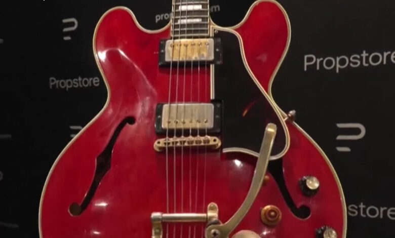 Η-σπασμένη-κιθάρα-του-Νόελ-Γκάλαχερ-των-oasis-πουλήθηκε-332.000-ευρώ