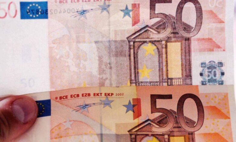 Καστοριά:-Ηλικιωμένος-σκόρπιζε-50ευρα-στον-δρόμο-–-Συνελήφθη-και-οδηγήθηκε-σε-ψυχιατρική-κλινική