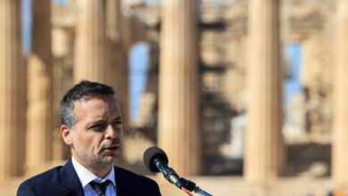 «Πόρτα»-Δούκα-στον-Δένδια-για-το-μνημείο-του-Άγνωστου-Στρατιώτη:-«Καλή-τους-τύχη»