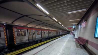 Συνελήφθη-στον-Πειραιά-18χρονος-που-άρπαξε-το-κινητό-επιβάτη-στο-Μετρό-και-τον-χτύπησε-με-πέτρα-στο-κεφάλι-για-να-ξεφύγει