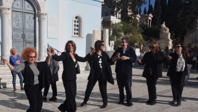 Διονύσης-Σαββόπουλος:-Μελίνα-Τανάγρη-και-Αλέξανδρος-Παπαδημητρίου-χόρεψαν-το-«Ας-κρατήσουν-οι-χοροί»-στην-κηδεία