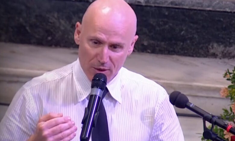 Διονύσης-Σαββόπουλος:-Απαρηγόρητοι-στους-επικήδειους-ο-γιος-και-ο-εγγονός-του-–-«Είχε-δύο-ζωές,-μια-πνευματική-και-μια-σταθερή»