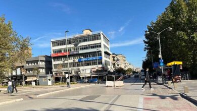 Η-πλατεία-στολίζεται-—-ο-μπαμπάς-έρχεται!
