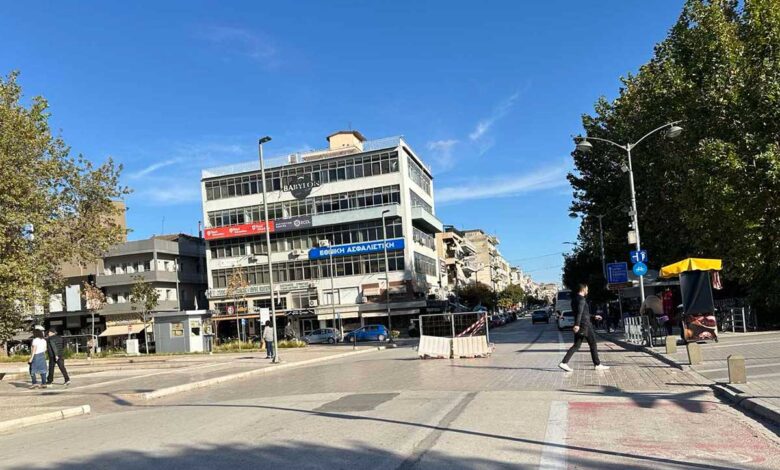Η-πλατεία-στολίζεται-—-ο-μπαμπάς-έρχεται!