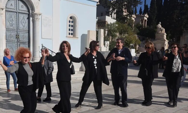 Διονύσης-Σαββόπουλος:-Μελίνα-Τανάγρη-και-Αλέξανδρος-Παπαδημητρίου-χόρεψαν-το-«Ας-κρατήσουν-οι-χοροί»-στην-κηδεία